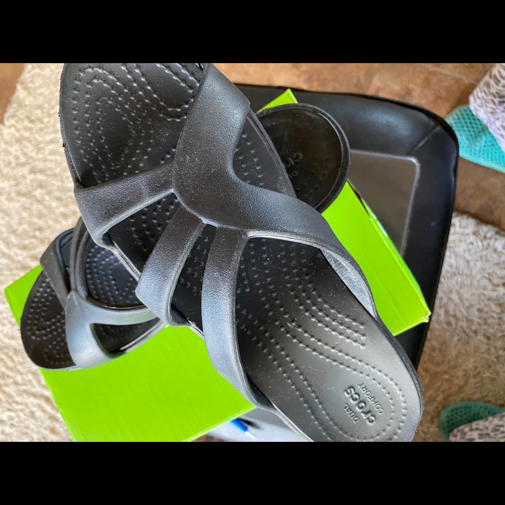 New in box Crocs Sanrah strappy wedge in black